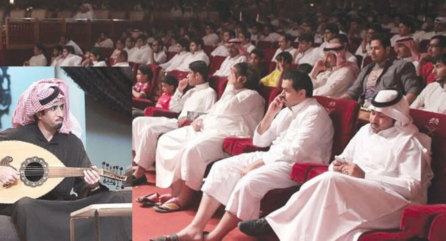 جانب من حضور مسرحية {الرحلة} للكوميدي السعودي فايز المالكي