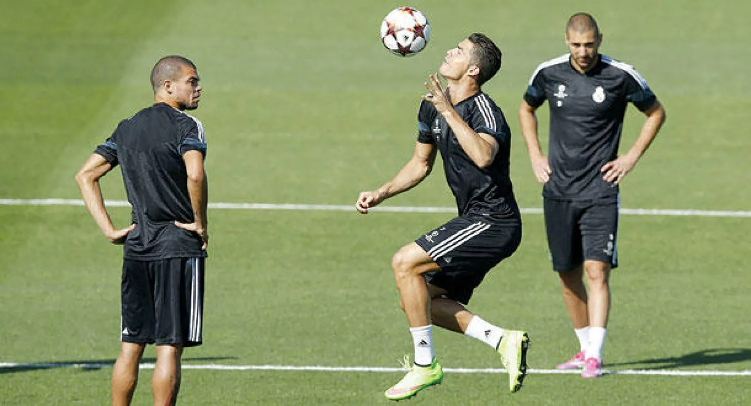 رونالدو يستعرض مهاراته بين بنزيمة وبيبي خلال تدريب ريـال مدريد قبل مواجهة بازل (إ.ب.أ)