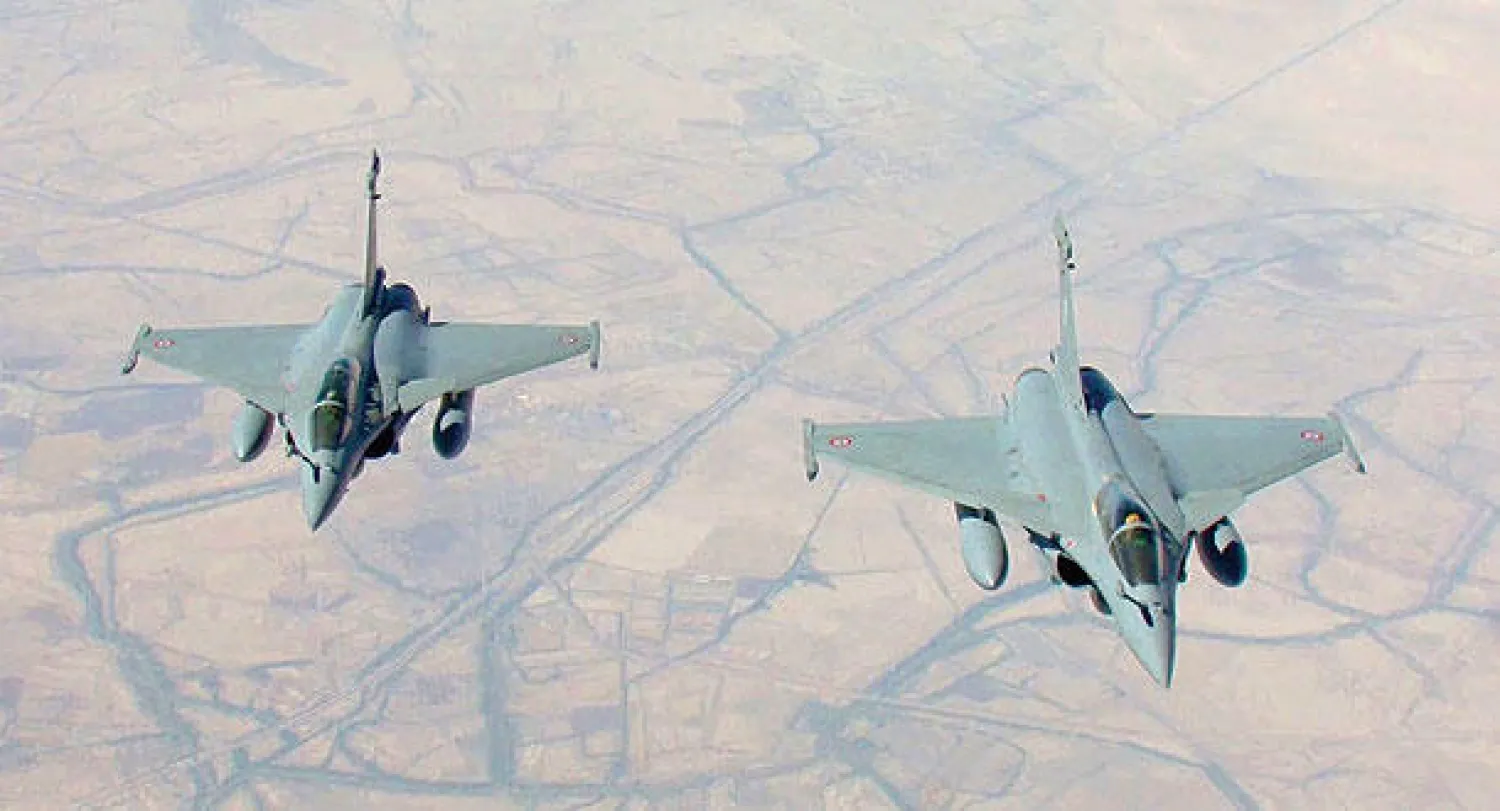 مقاتلتان فرنسيتان انطلقتا من قاعدة «الظفرة» بدولة الإمارات تقومان بطلعة استكشافية فوق العراق أول من أمس (أ.ف.ب)