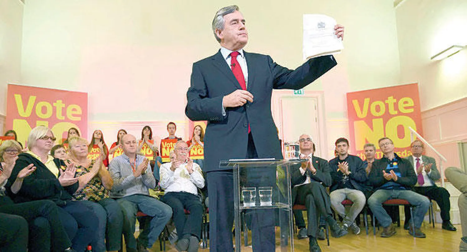 رئيس الوزراء البريطاني السابق غوردن براون يتحدث خلال تجمع نظم في إطار الحملة الرافضة لانفصال اسكوتلندا  في مدينة كلايدبانك الاسكوتلندية أمس (رويترز)