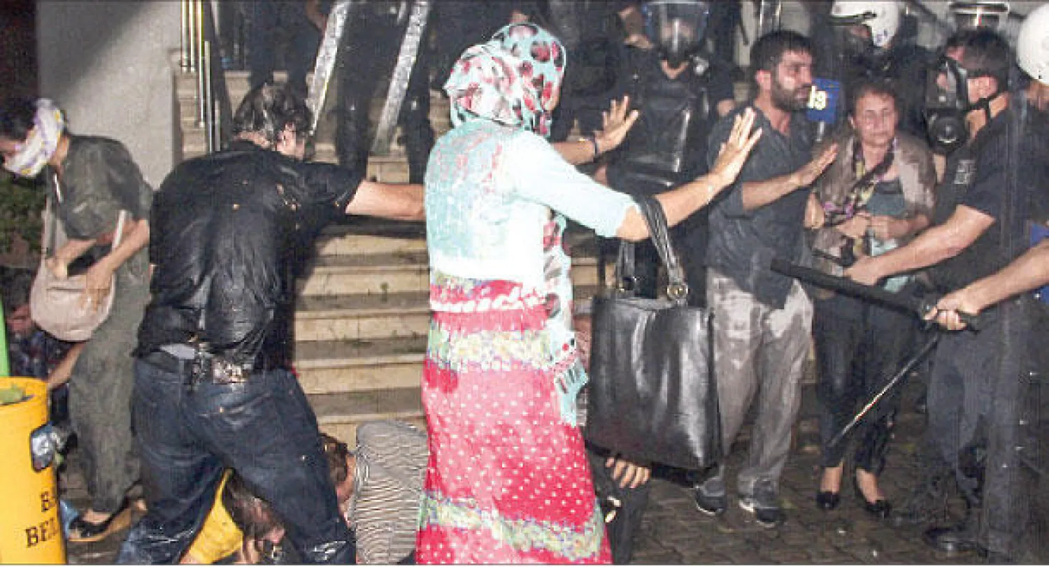 مواطنون أكراد يشتبكون مع عناصر من الشرطة بعد أقفال مدرسة لهم في ديار بكر أمس (أ.ف.ب)