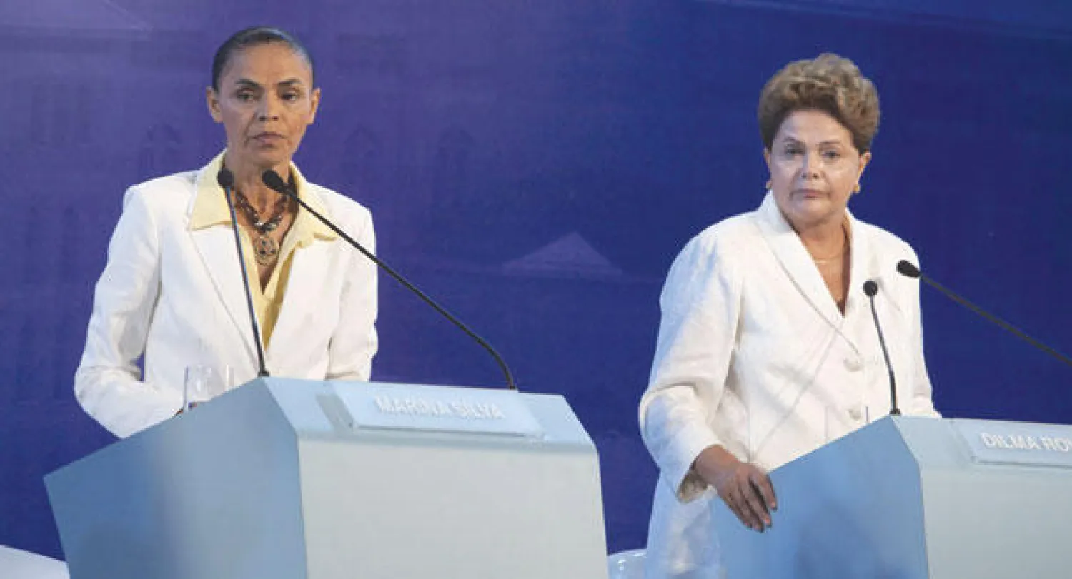 روسيف (يمين) وسيلفا أثناء مناظرة تلفزيونية بينهما في مدينة أباريسيدا الليلة قبل الماضية استعدادا لانتخابات 5 أكتوبر المقبل (إ.ب.أ)