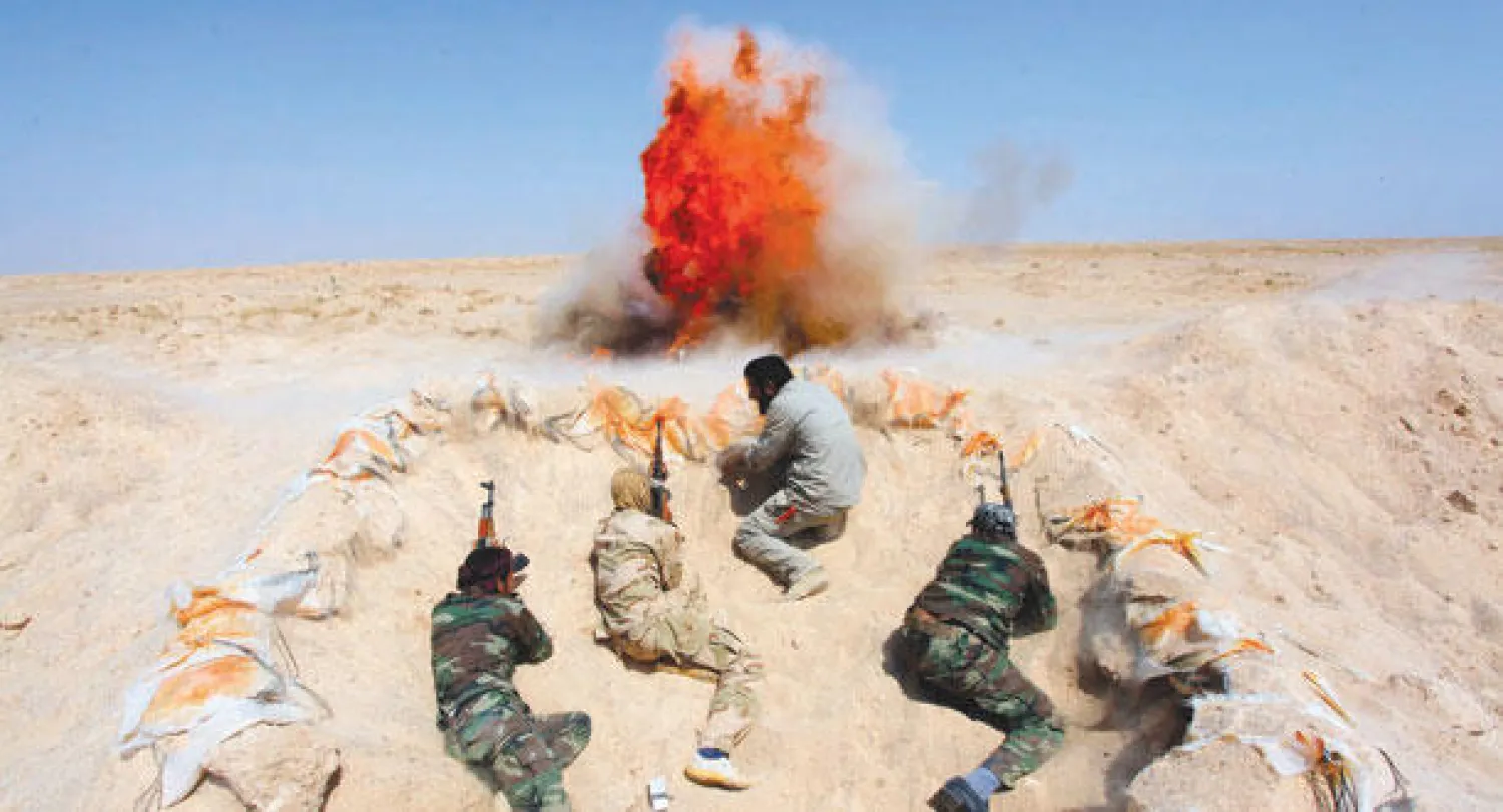 مقاتلون شيعة انضموا للجيش العراقي في القتال ضد «داعش» يشاركون في تمرين بصحراء النجف أول من أمس (رويترز)