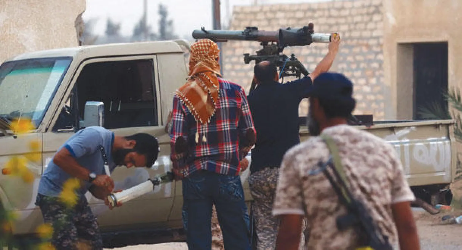 عناصر من قوات الدرع الليبية أثناء اشتباكات مع مسلحين قتل فيها 3 أشخاص في غرب طرابلس أمس (إ.ب.أ)