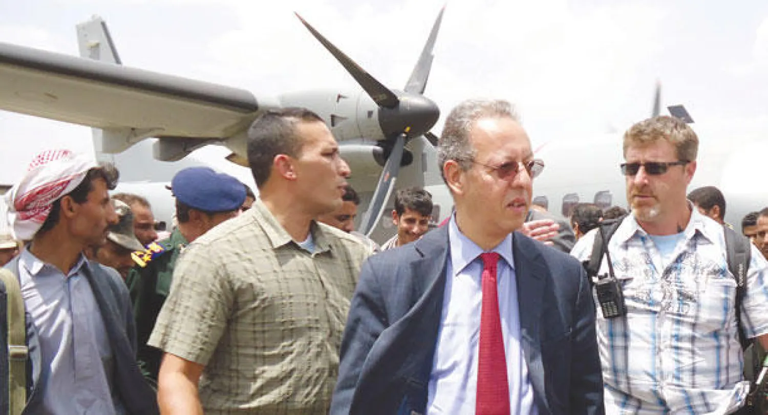 بنعمر لدى وصوله إلى صعدة أمس لمقابلة زعيم الحوثيين (رويترز)