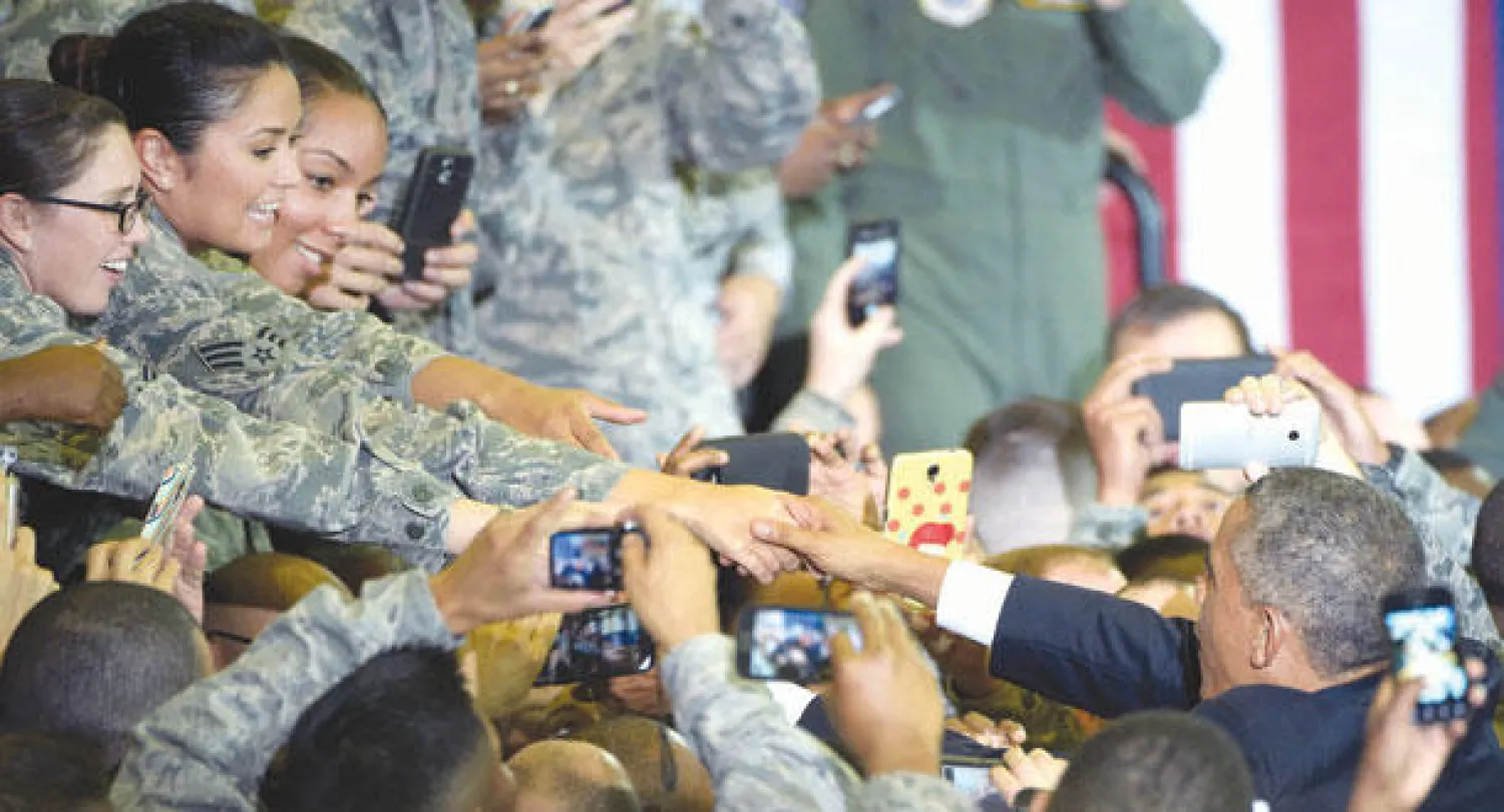 الرئيس الأميركي باراك أوباما يسلم على عدد من الجنود والجنديات في تامبا أمس (أ.ب)