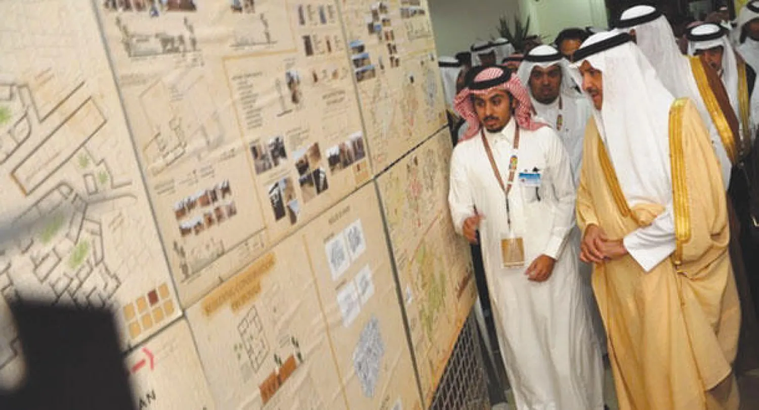 الأمير سلطان بن سلمان بن عبد العزيز أثناء افتتاح معرض حفل الفائزين بجائزة الأمير سلطان بن سلمان للتراث العمراني الدورة الخامسة للسنة الثانية