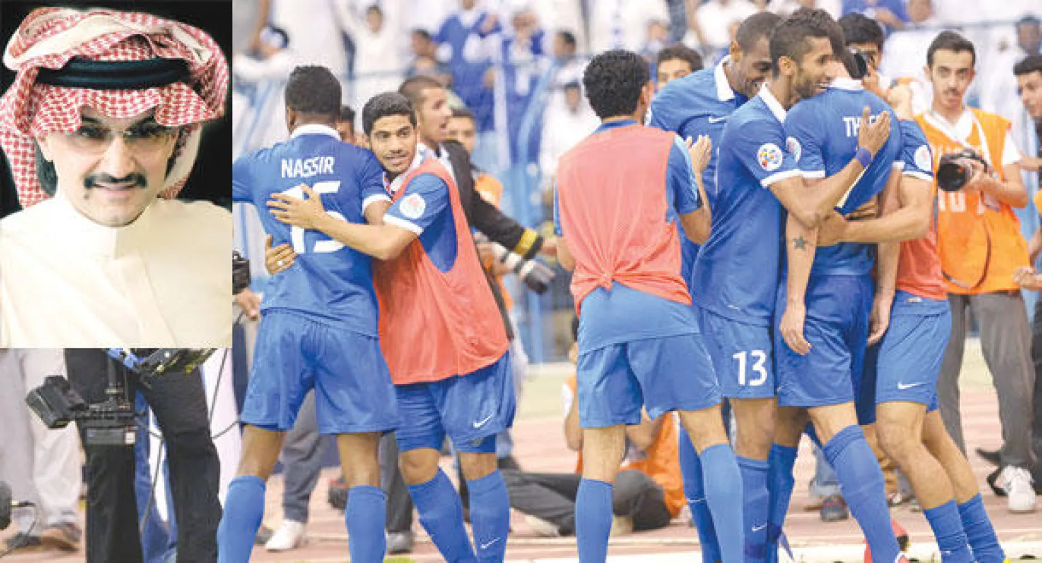 لاعبو الهلال يحتفلون بفوزهم الكبير على العين الإماراتي في ذهاب نصف نهائي آسيا وفي الاطار الأمير الوليد بن طلال