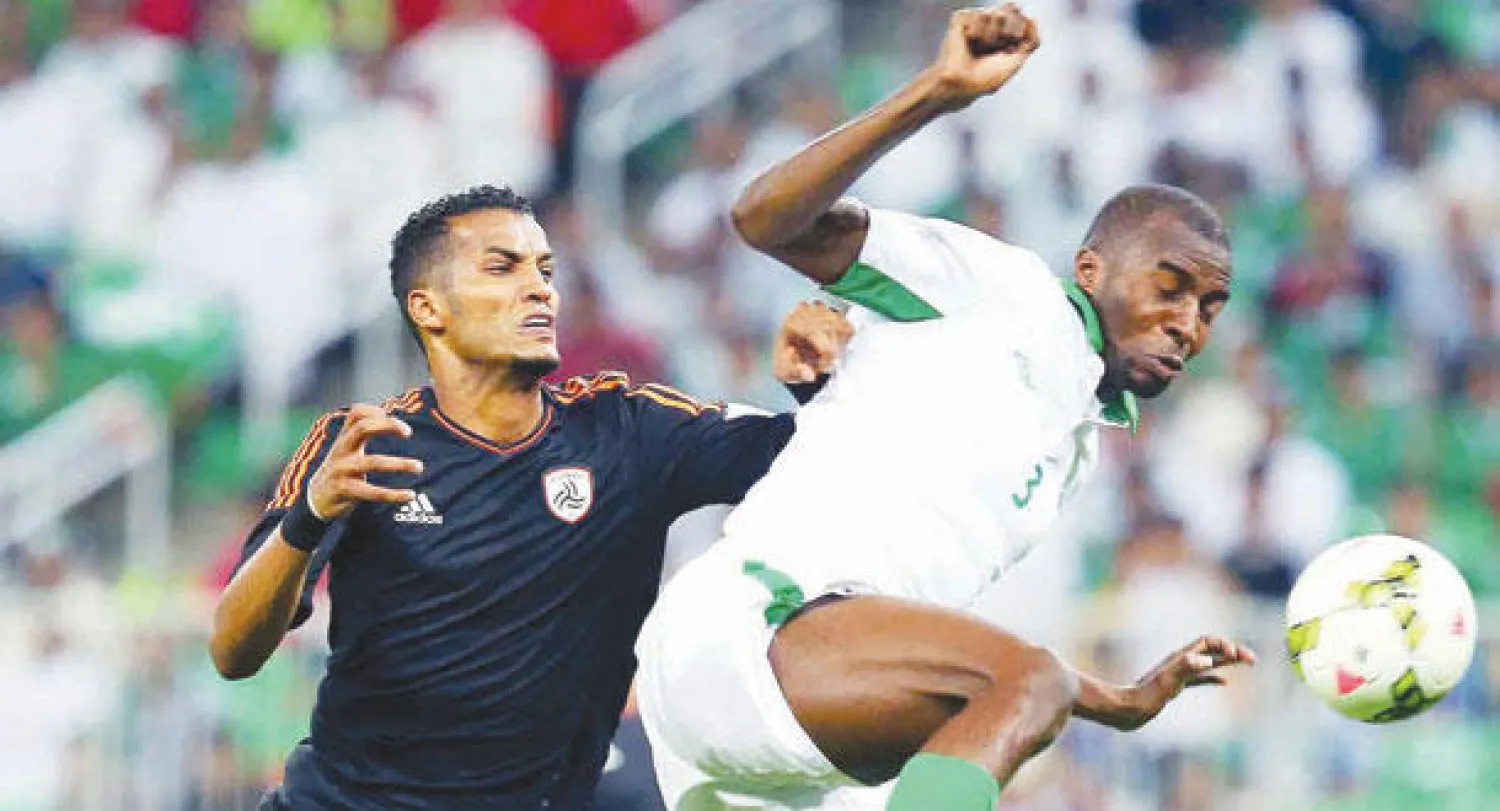 نايف هزازي من الشباب وأسامة هوساوي من الأهلي في صراع على الكرة خلال مباراة الفريقين أمس (تصوير: عبد الله بازهير)