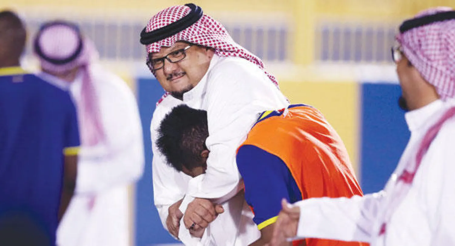 الأمير فيصل بن تركي رئيس النصر يمازح اللاعب إبراهيم غالب في تدريبات الفريق الأخيرة استعدادا للشعلة (تصوير: عبد العزيز النومان)