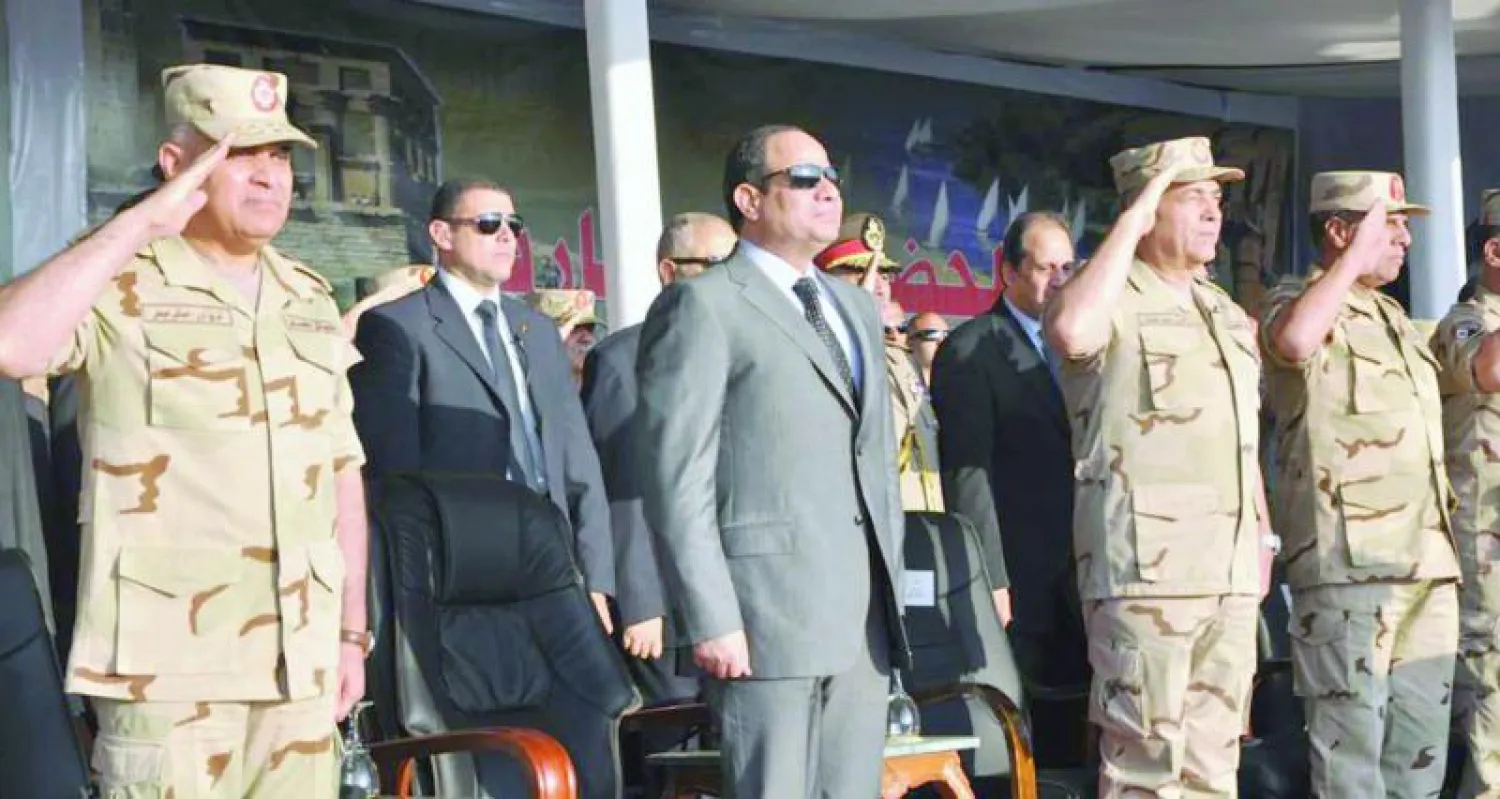 السيسي خلال تفقده للأنشطة التدريبية لوحدات التدخل السريع بالقوات المسلحة أمس (الصفحة الرسمية للمتحدث باسم القوات المسلحة)