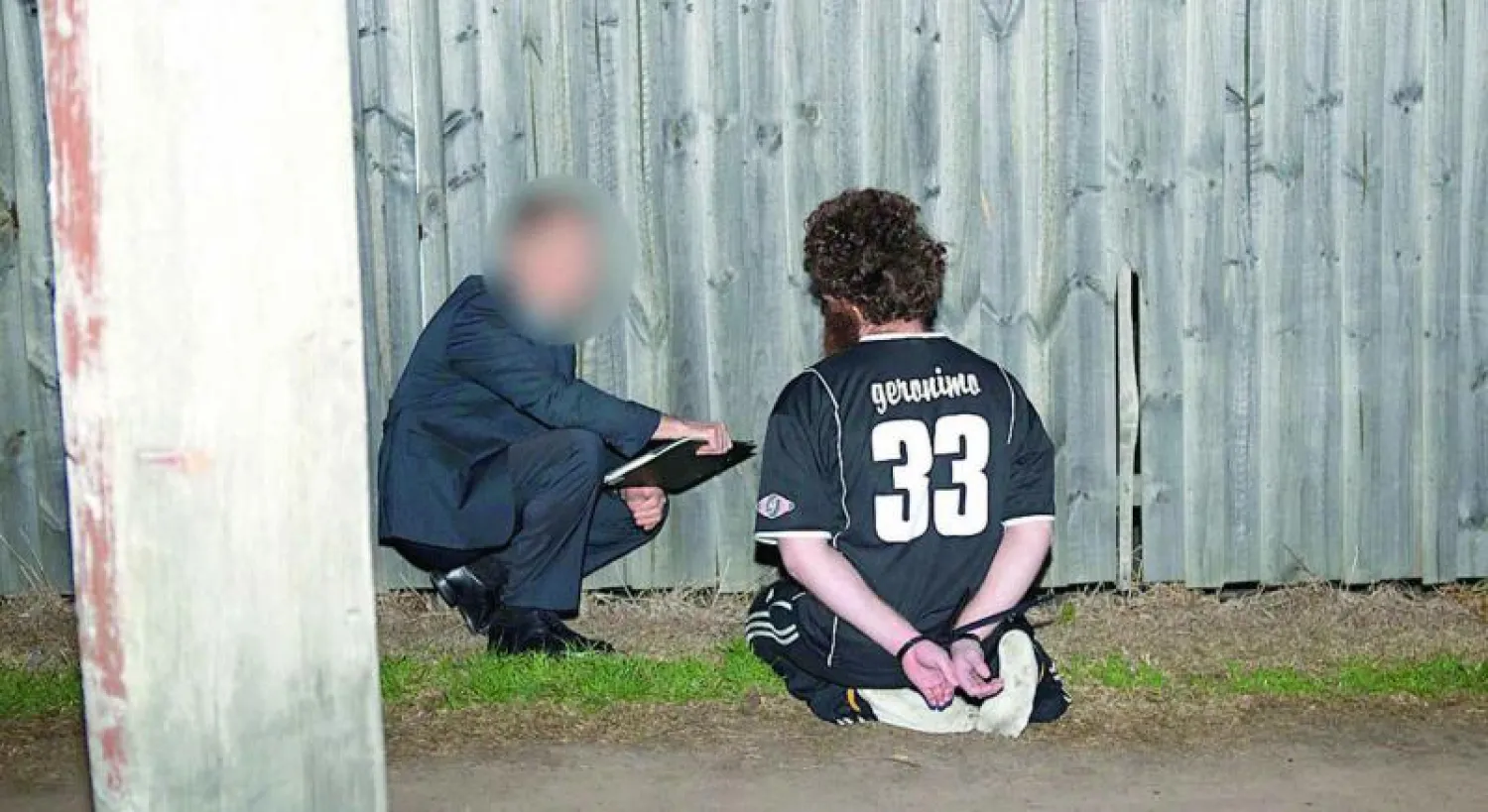 أحد الأستراليين المشتبه بهم في سيدني أمس قبل ترحيله إلى مركز التحقيقات (رويترز)