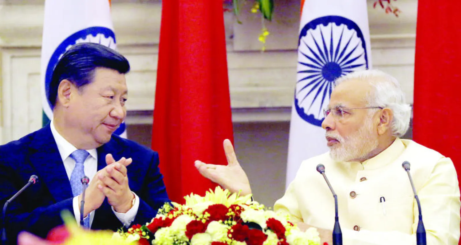 مودي (يمين) وجينبينغ بعد تلاوة بيان مشترك بخصوص محادثاتهما في نيودلهي أمس (إ.ب.أ)