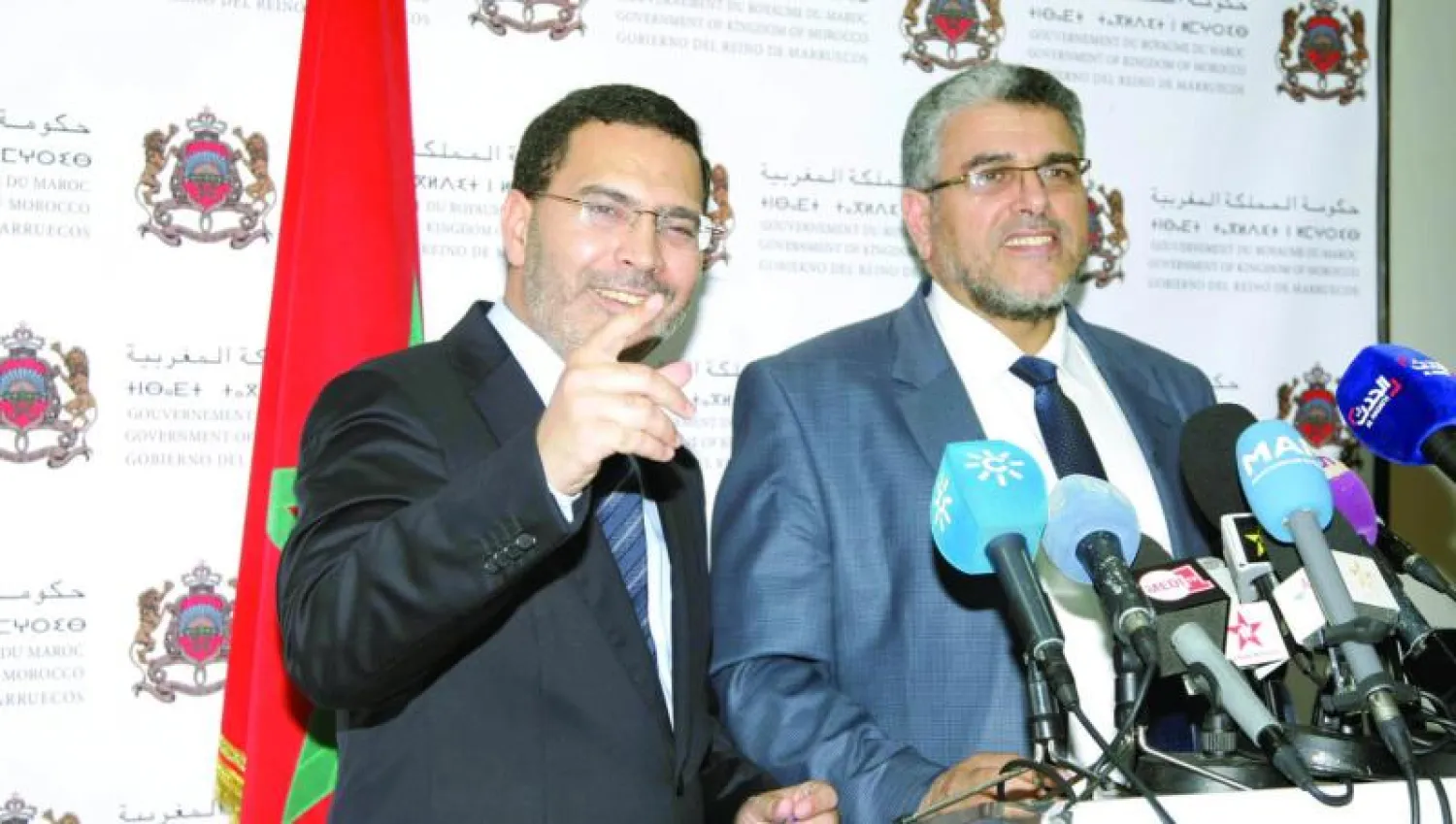 مصطفى الرميد وزير العدل المغربي ومصطفى الخلفي وزير الإعلام المغربي خلال مؤتمر صحافي في الرباط أمس (تصوير: مصطفى حبيس)