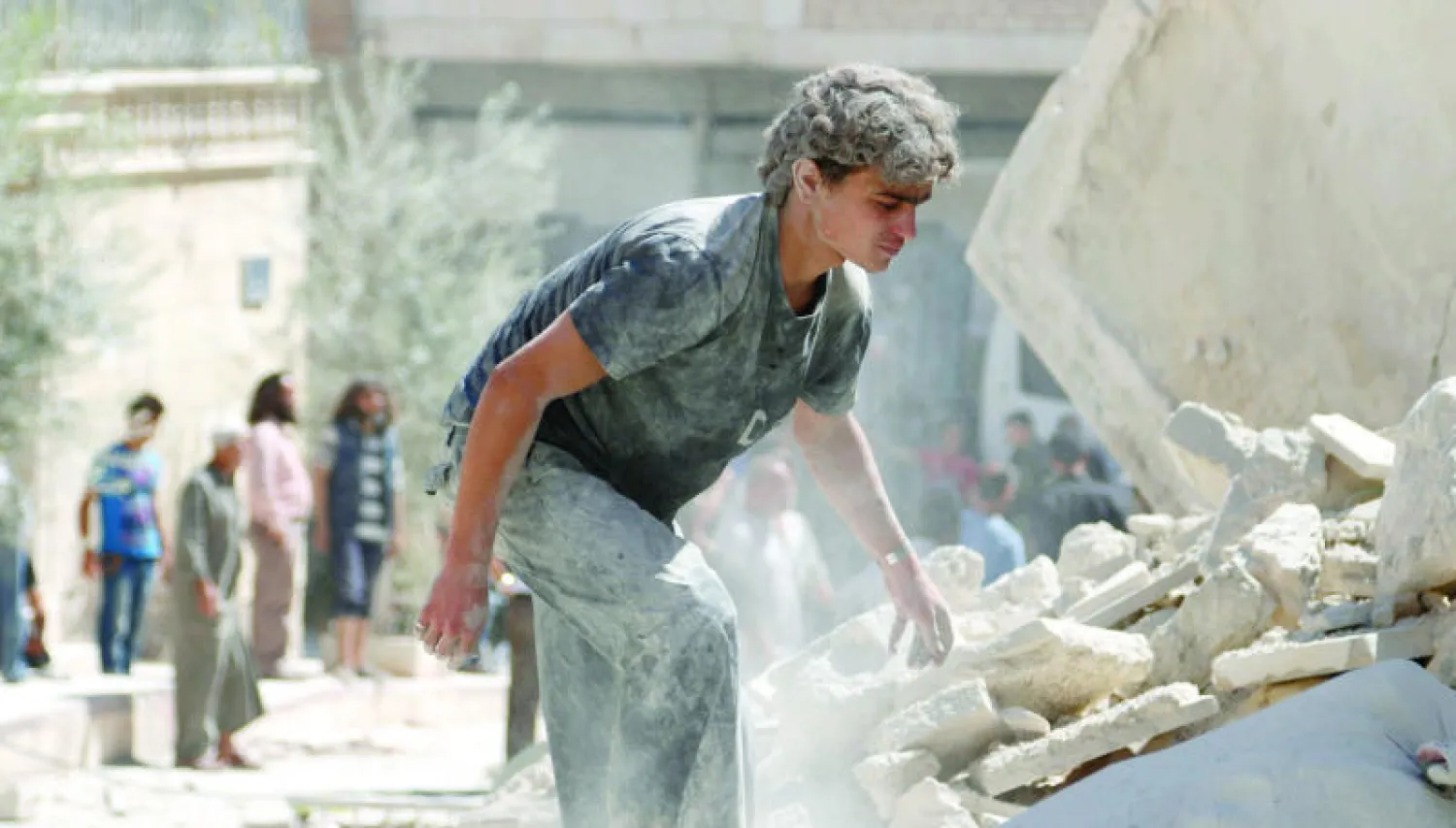 سوري يبحث بين الركام عن ناجين بعد قصف كثيف لقوات النظام السوري على شرق إدلب أمس (رويترز)