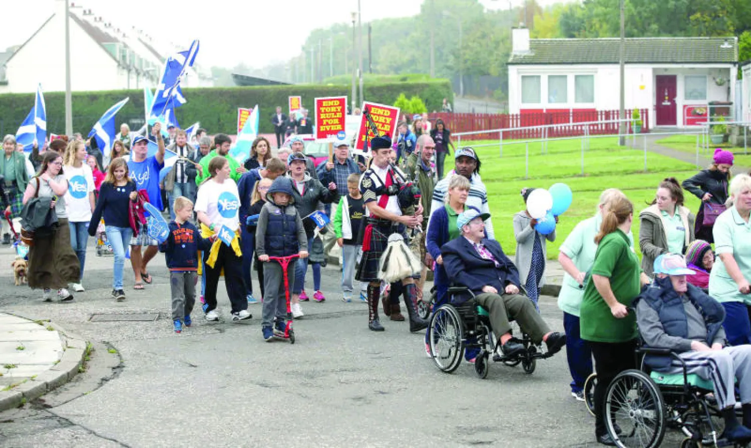 اسكوتلنديون مؤيدون للانفصال نظموا مسيرة سموها «الخطوة القصيرة باتجاه الحرية» بمناسبة الاستفتاء في أدنبرة أمس (رويترز)