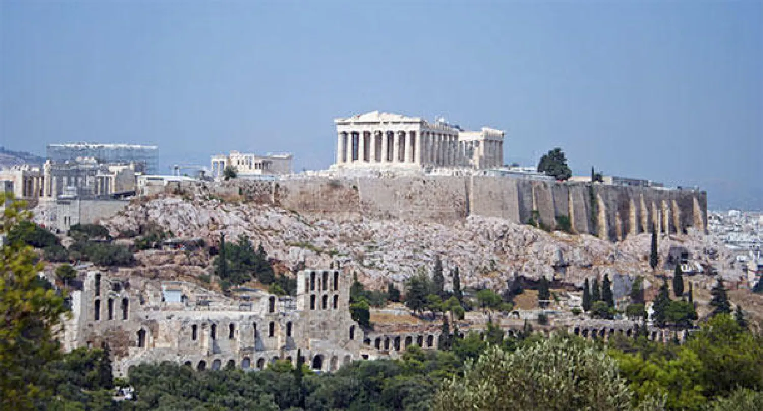 أثرياء اليونان يتهربون من الضرائب بتغطية حمامات السباحة بالبلاستيك