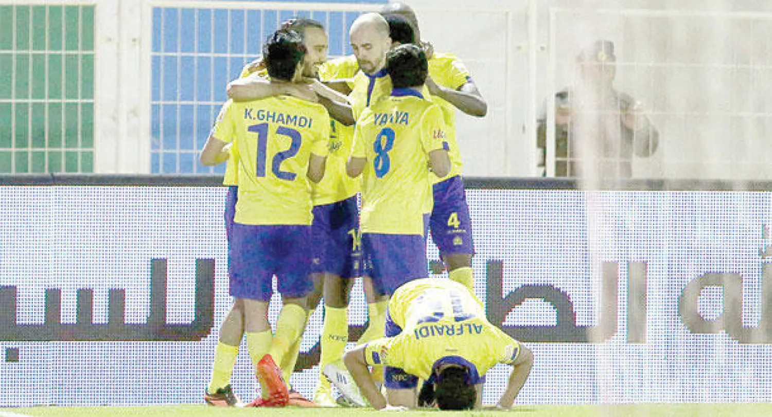 لاعبو النصر يحتفلون بأحد الأهداف في مرمى الشعلة