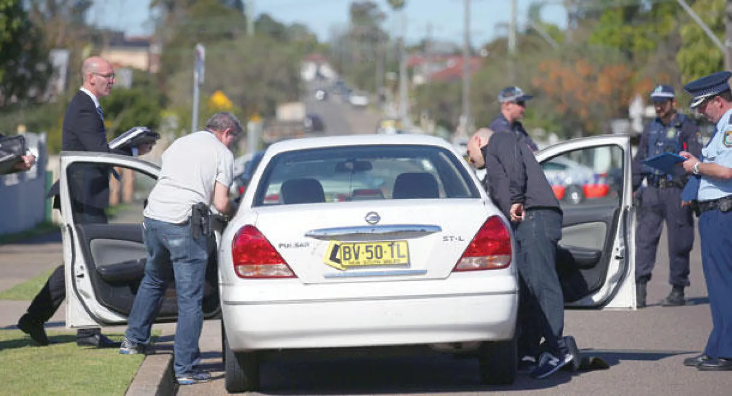 الشرطة الأسترالية تفتش إحدى السيارات في منطقة جليفورد في ضواحي سيدني بعد قيام مئات من رجال الشرطة بعملية واسعة لمكافحة الإرهاب أمس (أ.ب)