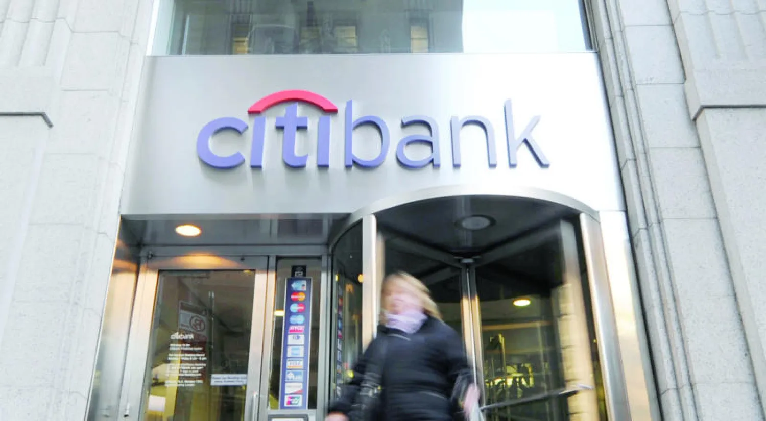 يؤكد باحثون لدى مصارف ومؤسسات مالية عالمية أن السعودية تمتلك القدرات المالية العالية لتتحمل انخفاض الأسعار وحتى مستوى 70 دولارا للبرميل ولمدة عامين (رويترز)