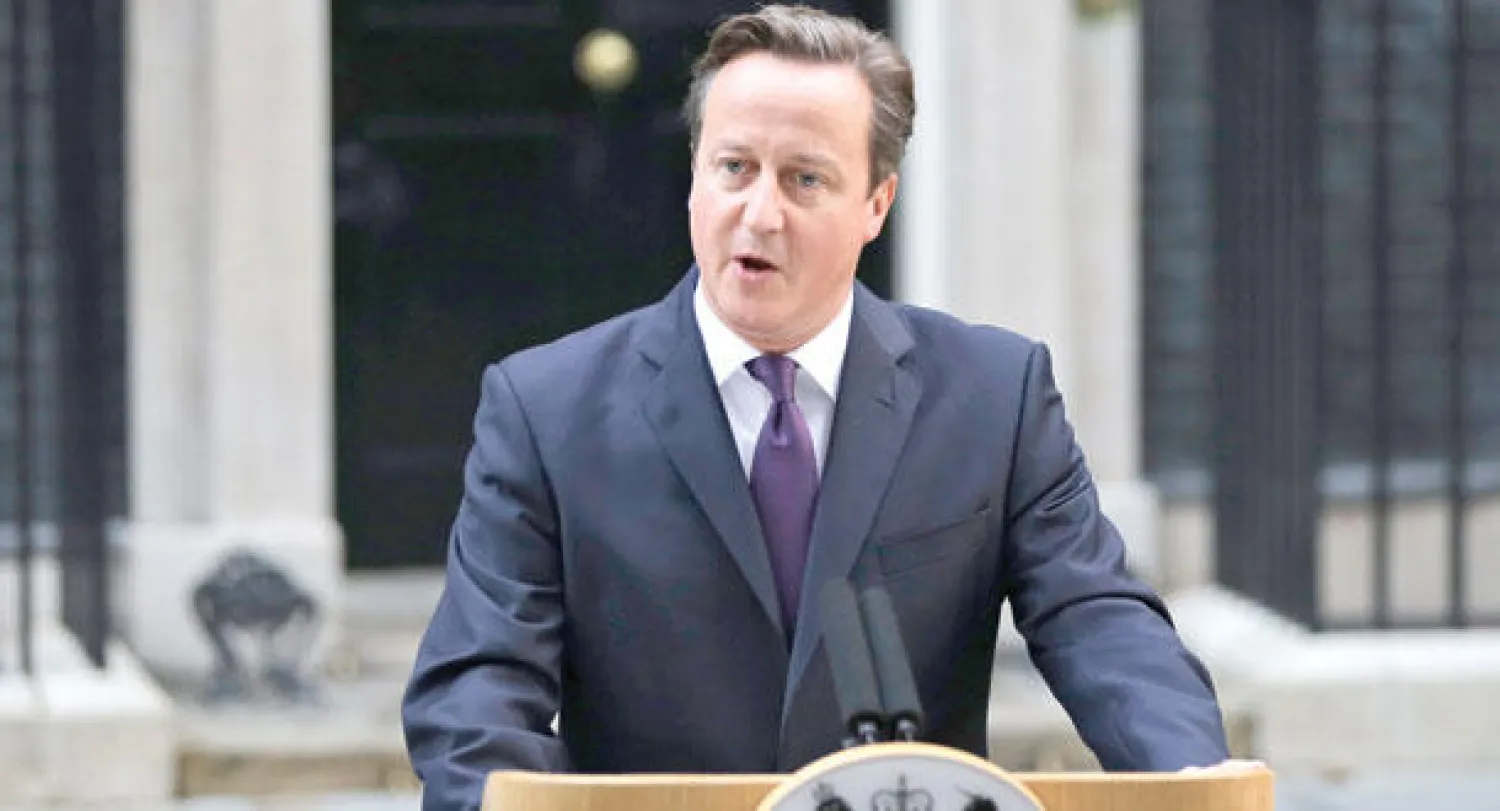 كاميرون يلقي كلمته أمام الصحافيين بخصوص نتائج استفتاء اسكوتلندا خارج مقر رئاسة الوزراء في لندن صباح أمس (أ.ب)