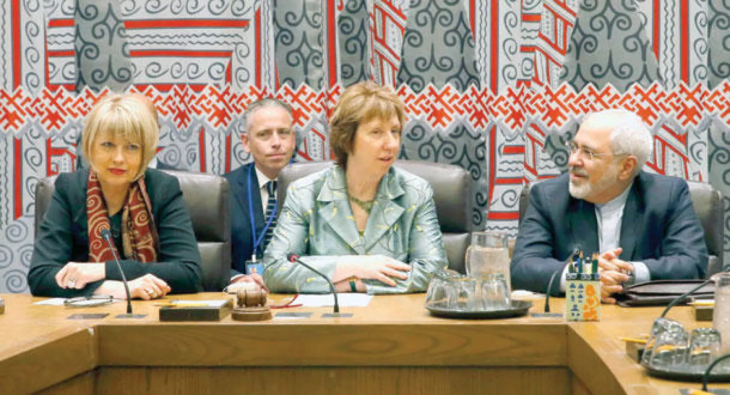 وزير الخارجية الإيراني محمد جواد ظريف مع منسقة الشؤون الخارجية في الاتحاد الأوروبي كاثرين أشتون ومساعدتها هيلغا شميت أثناء المفاوضات في مقر الأمم المتحدة بنيويورك أمس (رويترز)