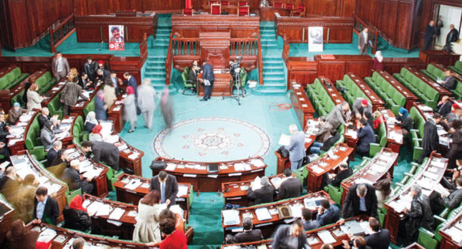 تشهد الساحة السياسية التونسية داخل البرلمان وخارجها تنافسا حادا وتجاذبات عدة تجاوز بعضها حدود الصراع على كرسي الرئاسة (أ.ب)