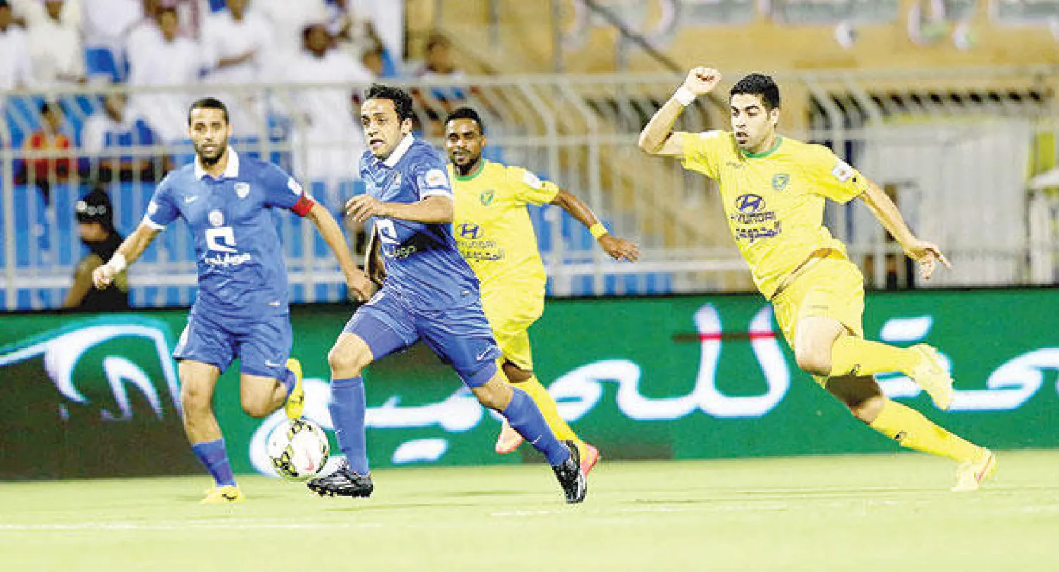 محمد الشلهوب يقود هجمة هلالية ضد مرمى الخليج (تصوير: علي العريفي)