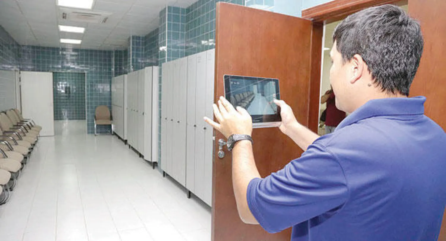 أحد أعضاء الوفد الآسيوي يلتقط صورا لمرافق ملعب الأمير فيصل بن فهد في الرياض