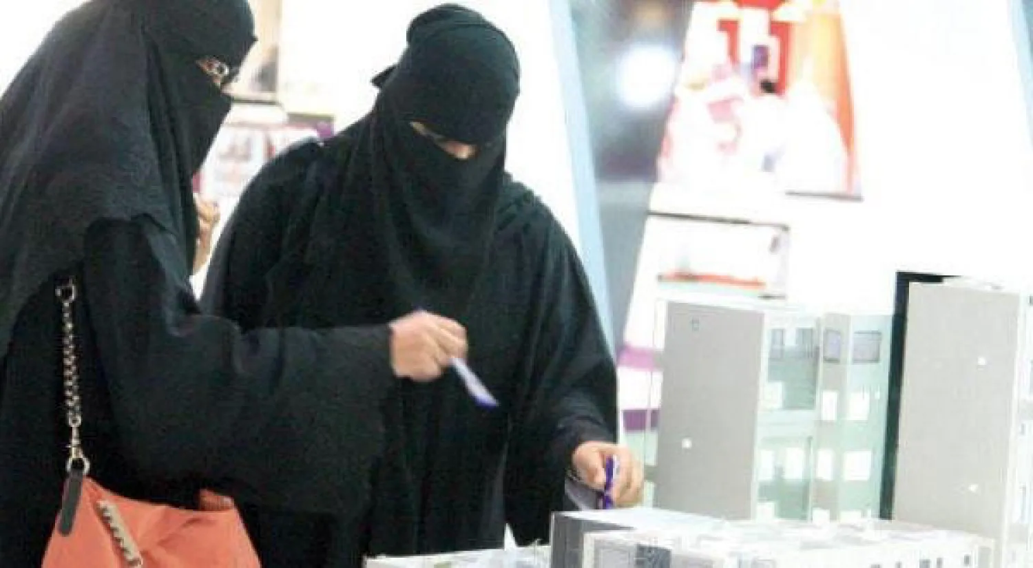 قبل عملهن في المنافذ البرية.. النساء السعوديات في «كاونترات» مخصصة للجوازات بالمطارات الدولية