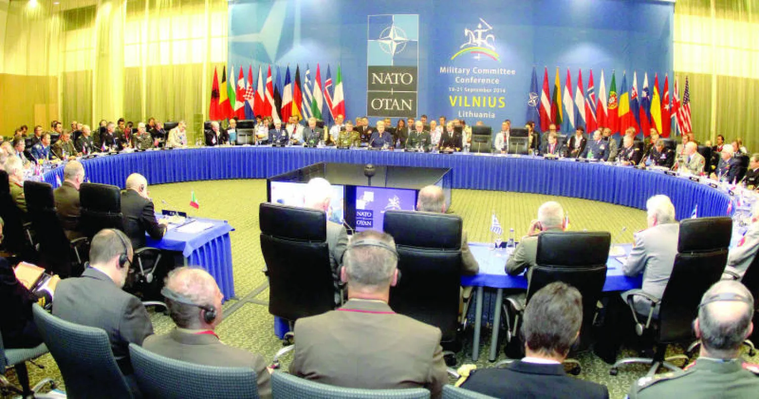 قادة عسكريون في دول حلف الأطلسي أثناء اجتماعهم في العاصمة الليتوانية  فيلنيوس لمناقشة العلاقات مع روسيا أمس (أ.ف.ب)