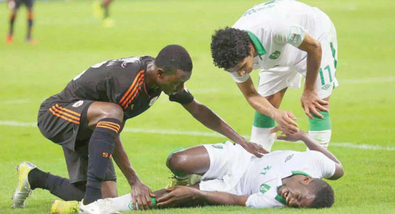 منصور الحربي متألما من الإصابة خلال مباراة الشباب الأخيرة (تصوير: عبد الله بازهير)