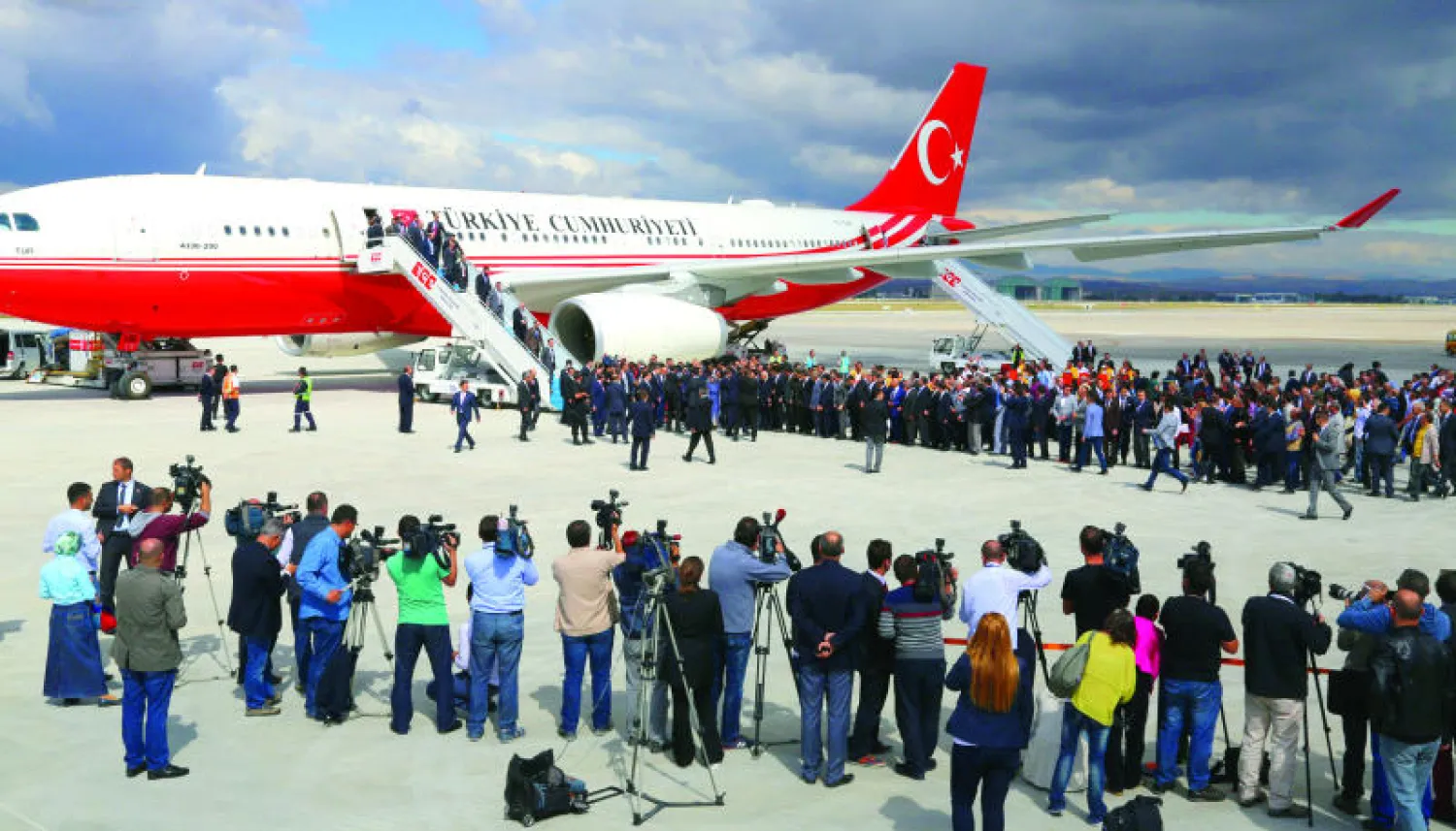 الرهائن الأتراك المفرج عنهم لدى وصولهم إلى مطار أنقرة أمس (أ.ب)