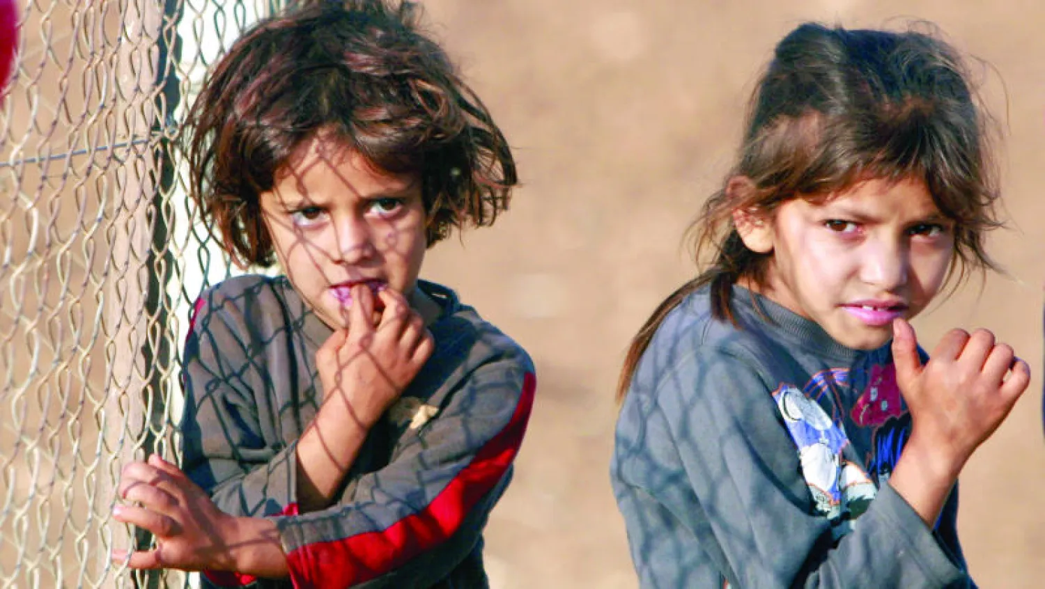 طفلتان بدويتان في قرية دير غزالة بالضفة الغربية أمس (أ.ب)