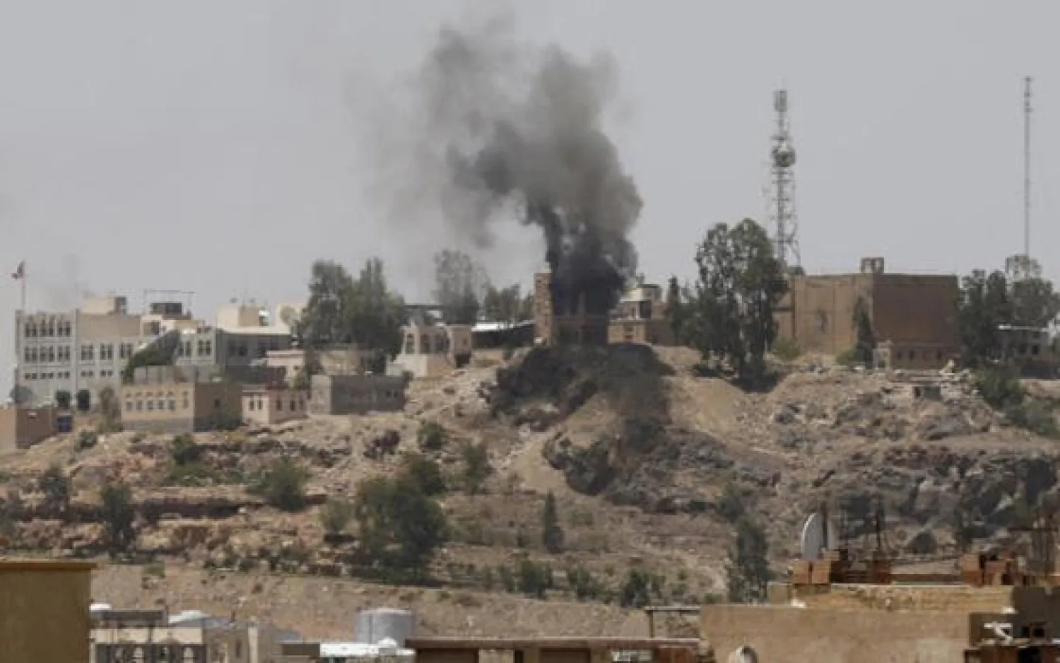 الحوثيون يسيطرون على مقر الحكومة والإذاعة ومقرات عسكرية مهمة بصنعاء