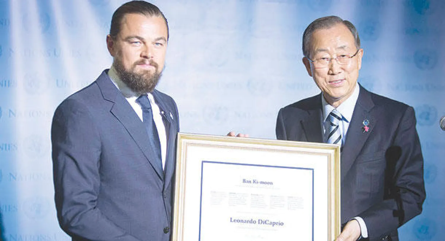 ديكابريو مع بان كي مون الذي عينه مبعوثا أمميا خاصا لشؤون التغير المناخي (رويترز)