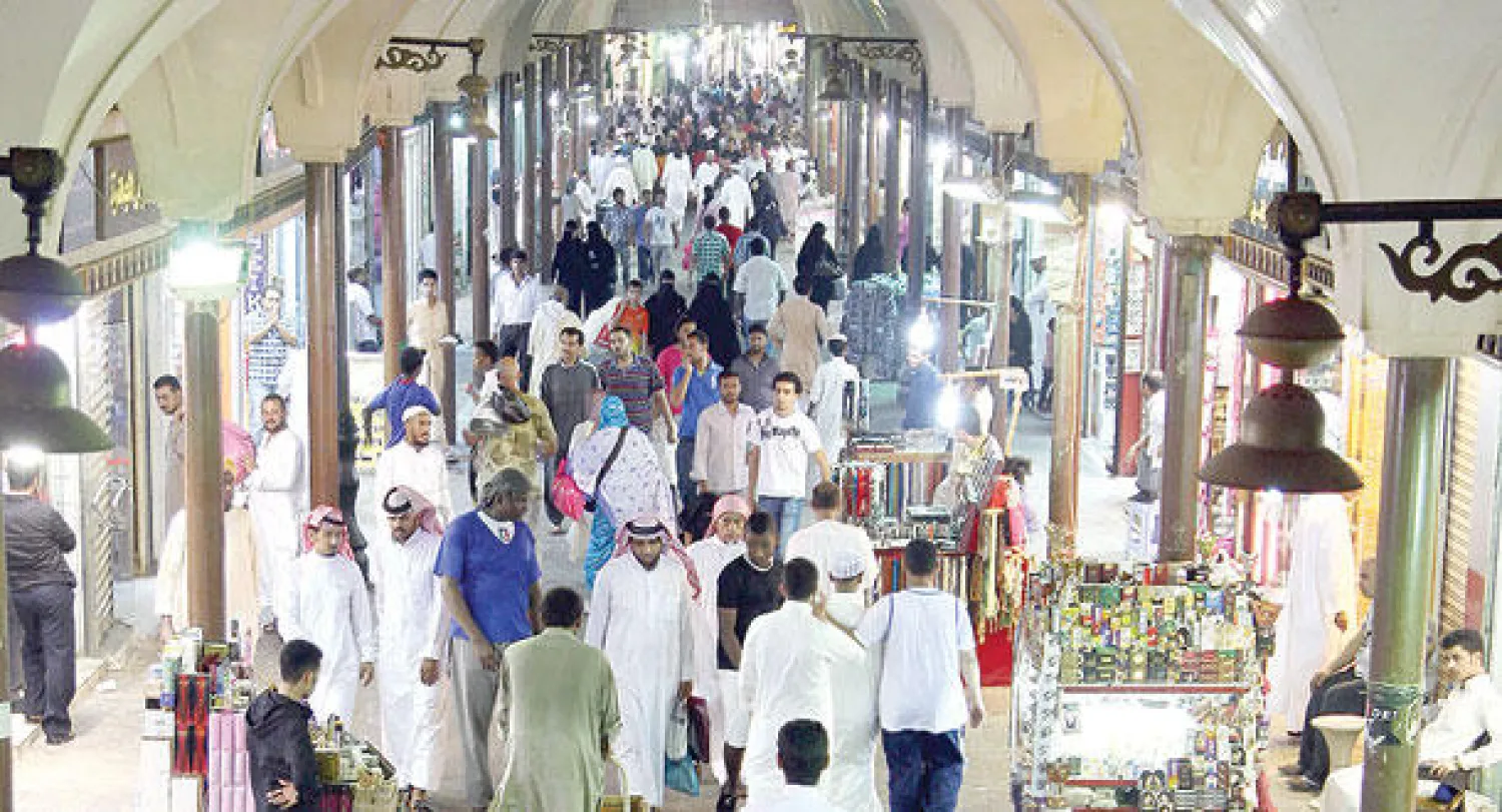 إحدى الأسواق الشعبية في محافظة جدة (غرب السعودية) التي يقبل عليها المستهلكون لتدني الأسعار («الشرق الأوسط»)