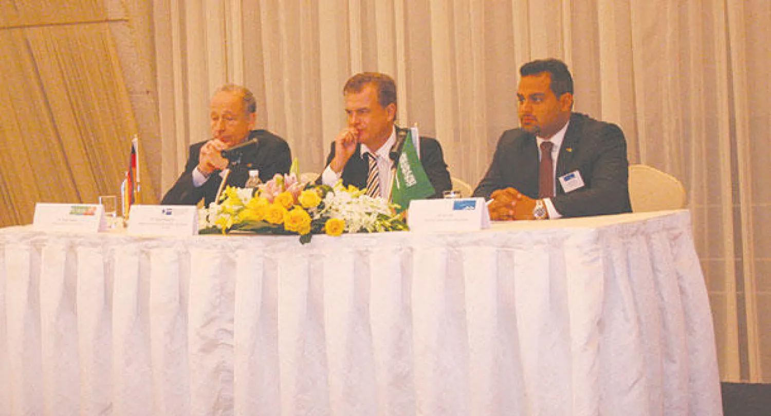 مفوض الصناعة والتجارة الألماني يتوسط المنصة أثناء المؤتمر الصحافي بالرياض أمس («الشرق الأوسط»)