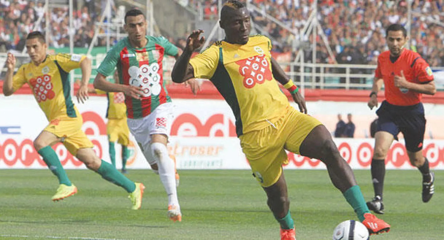 صورة للمهاجم الكاميروني ألبير إيبوسيه الذي تسبب مقتله بمقذوف من الجماهير في استبعاد شبيبة القبائل (أ.ب)