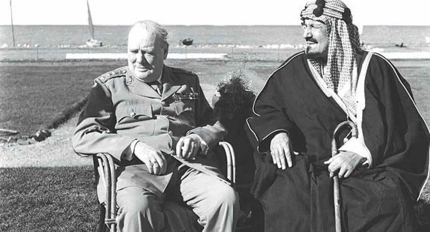 الملك عبد العزيز مع رئيس الوزراء البريطاني ونستون تشرشل حيث التقاه في منطقة الفيوم بمصر عام 1945