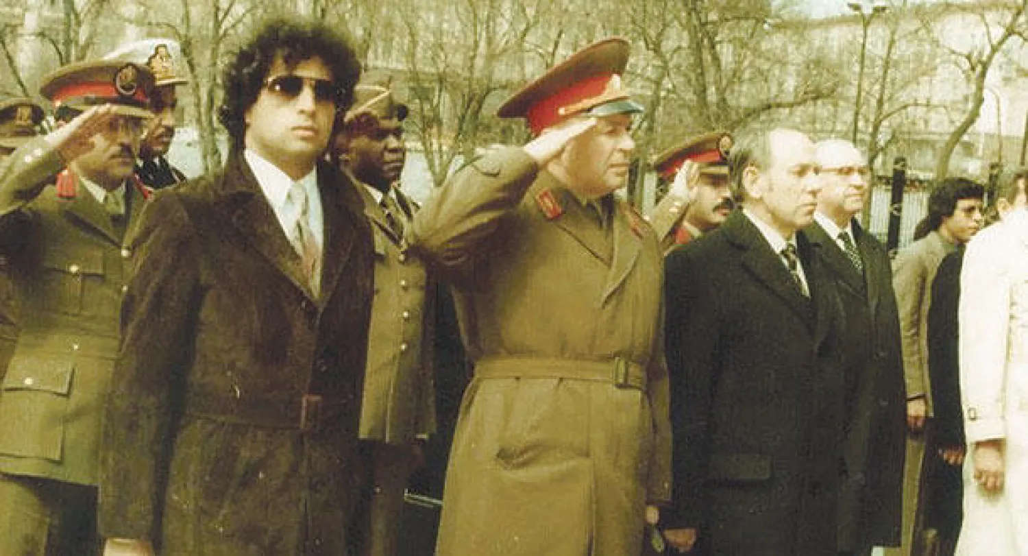 قذاف الدم مع وزير دفاع الاتحاد السوفياتي لدى وصوله  إلى موسكو مطلع ثمانينات القرن الماضي