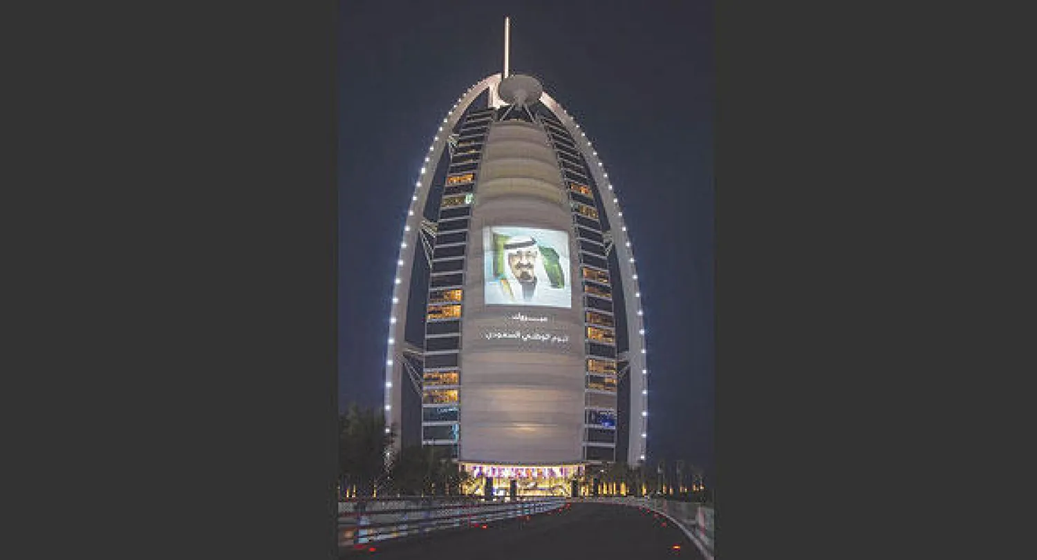 صورة لخادم الحرمين وضعت على برج العرب في إمارة دبي  على هامش مشاركة الإمارات الشعب السعودي أفراحهم