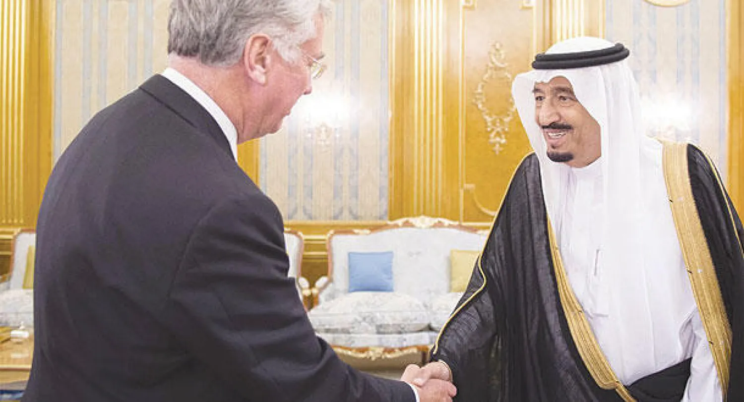 الأمير سلمان بن عبد العزيز خلال استقباله وزير الدفاع البريطاني يوم أمس (واس)