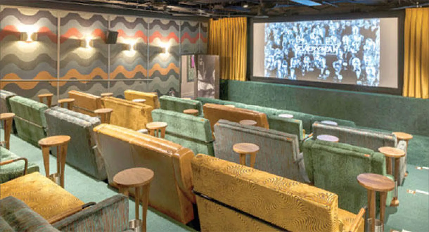 صالة السينما على طريقة «البوتيك» يقدم فيها الطعام والشراب (تصوير: إندرو ميريدث)