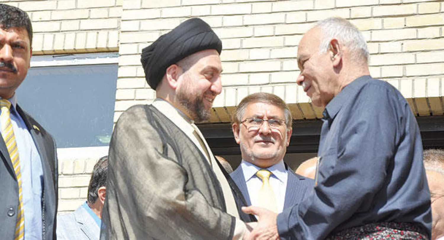 رئيس حركة التغيير الكردية نوشيروان مصطفى لدى استقباله رئيس المجلس الأعلى الإسلامي  عمار الحكيم في السليمانية أمس (صورة من موقع سبه ى)