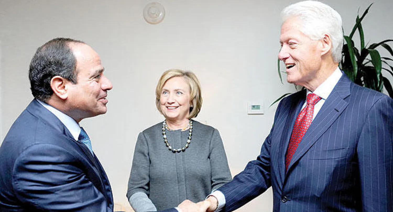 الرئيس المصري خلال لقاء بيل وهيلاري كلينتون في نيويورك أمس (أ.ب)