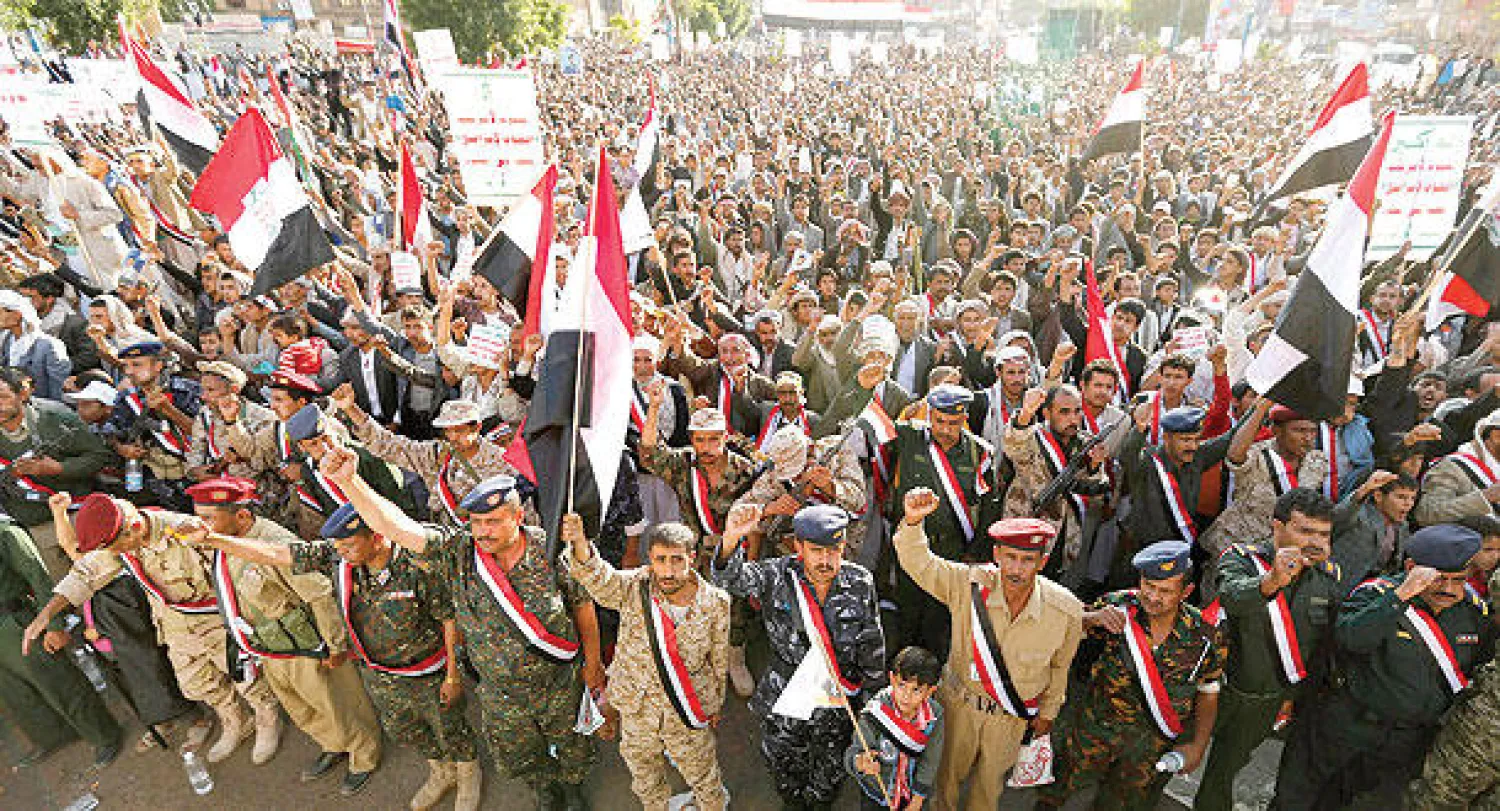 عناصر من الجيش وقوات الشرطة مؤيدون لجماعة الحوثيين في صنعاء أمس (رويترز)