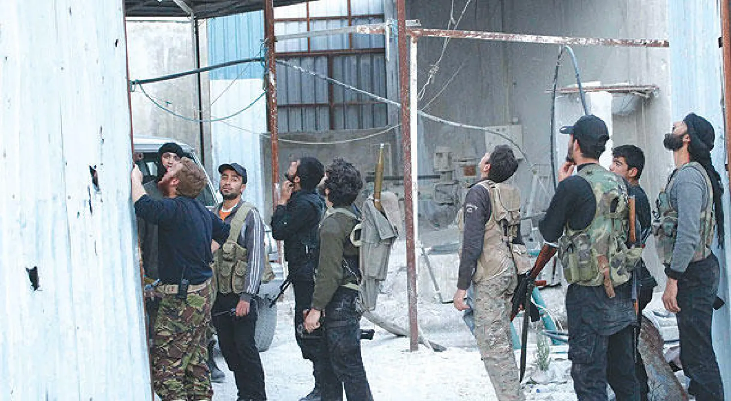 الائتلاف الوطني يرحب بالضربات الجوية ويدعو لاستمرارها