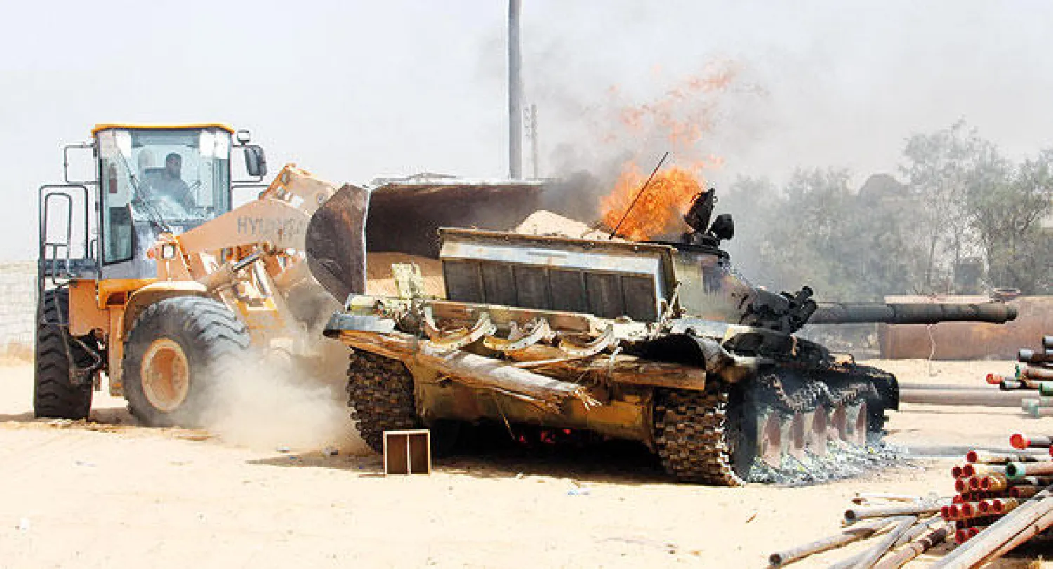 دبابة محترقة بعد المواجهات التي شهدتها بلدة ورشفانة أمس (أ.ف.ب)