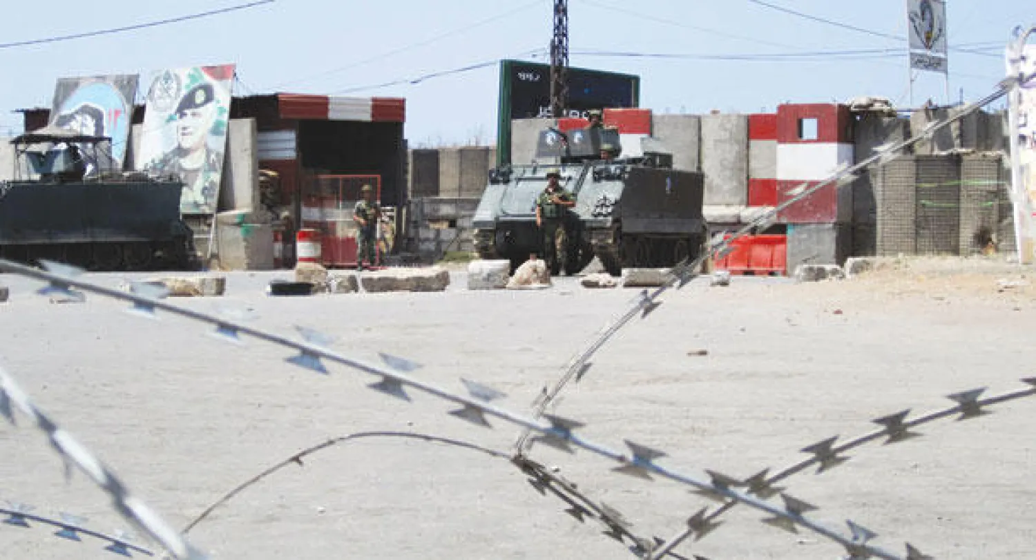 جنود لبنانيون خلال دورية في طرابلس.. وتسود مخاوف بالمدينة من عودتها إلى دوامة العنف مرة أخرى (رويترز)